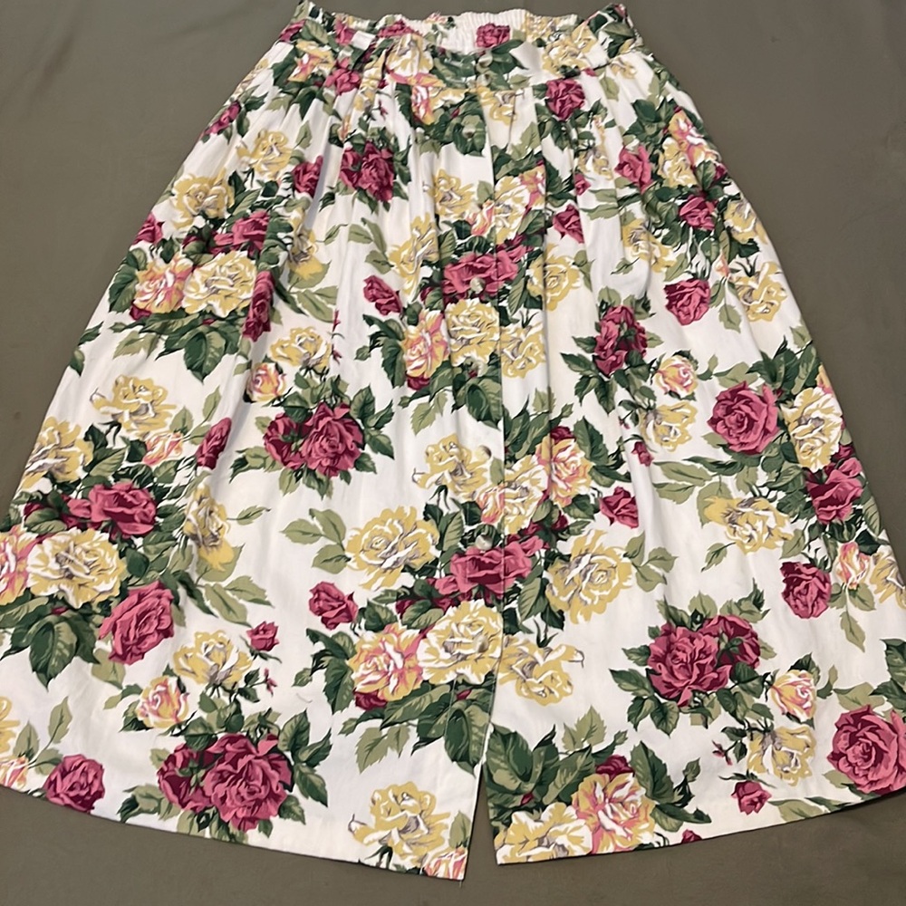 BRITTANY NICOLE  Buttons Down , Floral print w Pockets LOVELY 💕  womens SKIRT